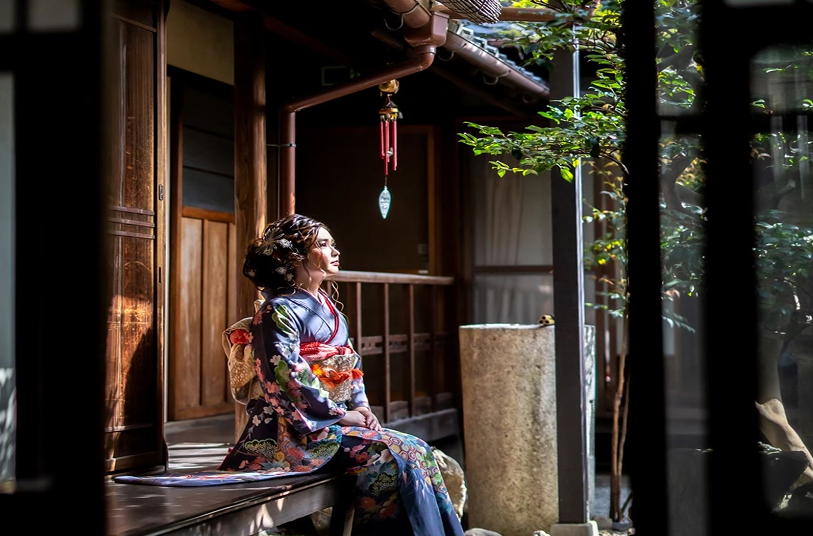 縁側で座る着物の女性