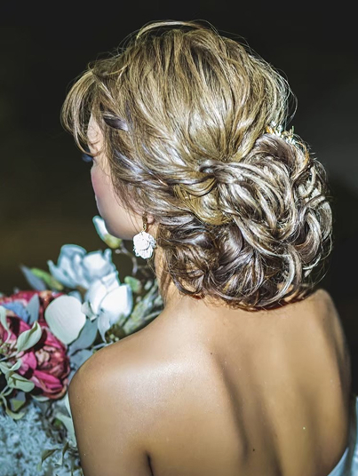 髪を束ねたドレスの女性