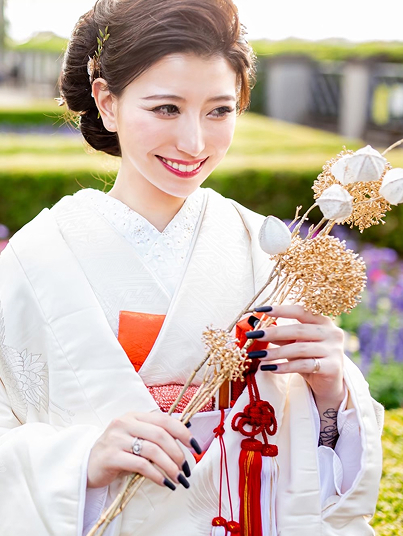 笑顔の着物姿の女性