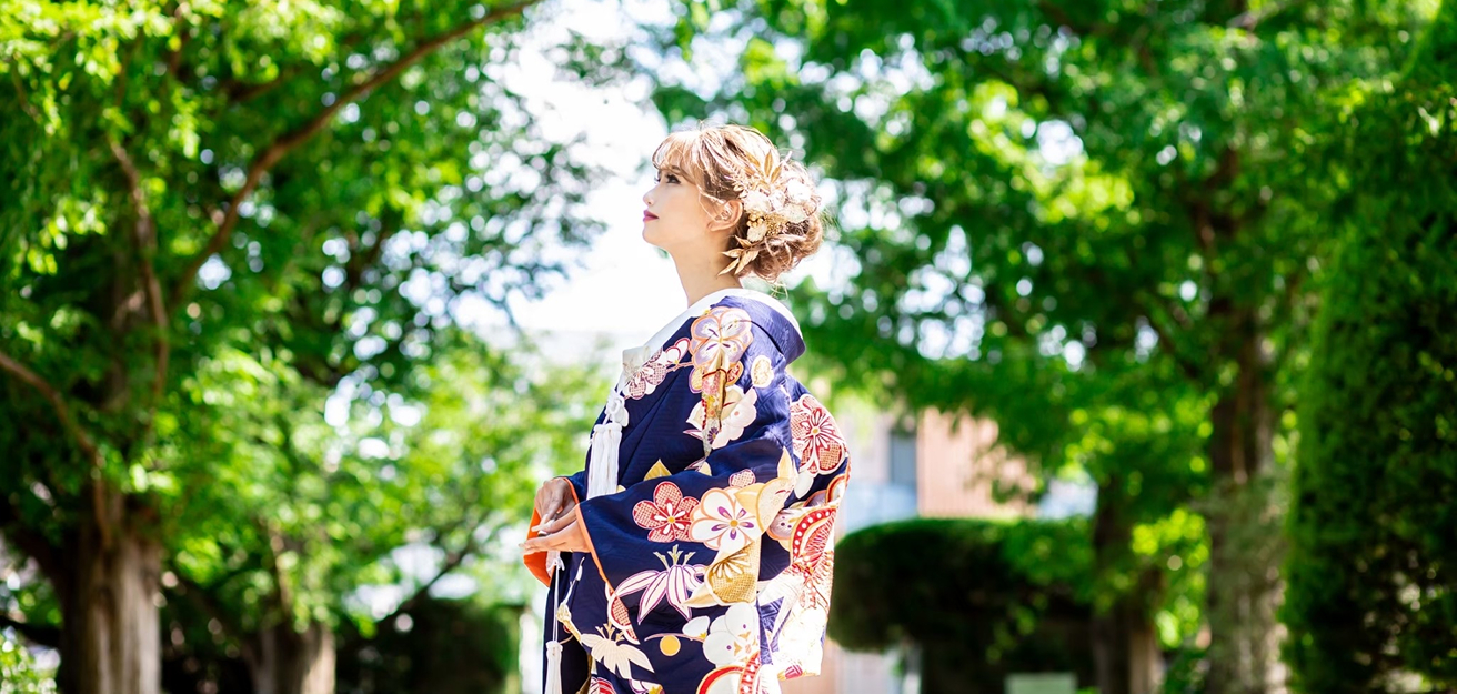 着物姿の女性の横姿