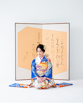 髪を花で束ねた女性