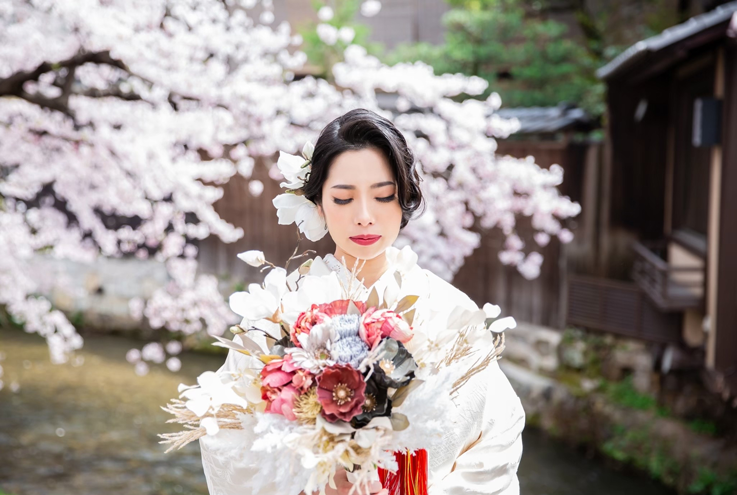 花束を持つ女性