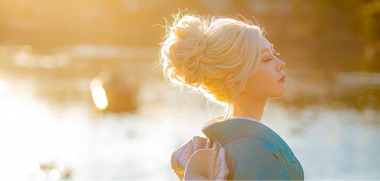 着物姿の女性の横顔