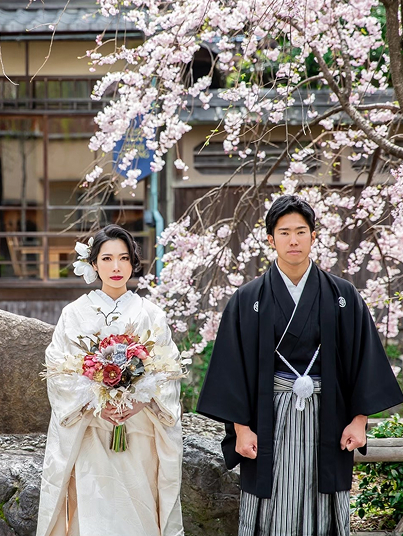 結婚式の写真を撮る男女