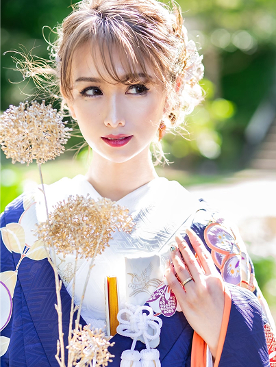 成人式の写真を撮る女性