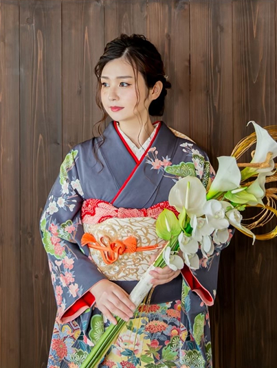 卒業式の写真を撮る女性