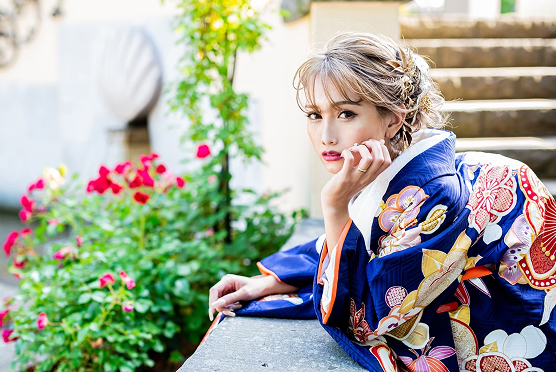 肘をつく着物の女性