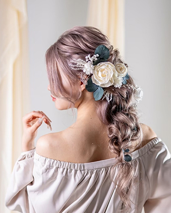 髪を花で束ねた女性