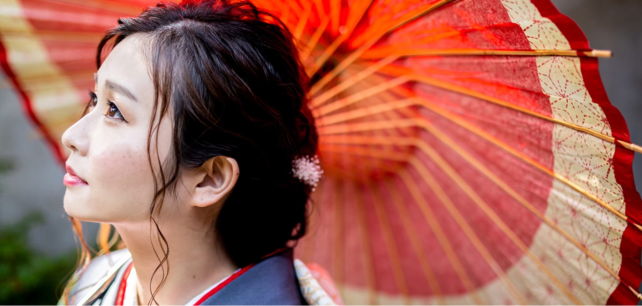 傘を持った女性