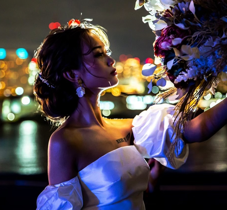 ドレスを着た女性