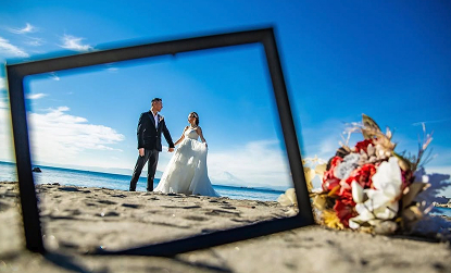 浜辺の新郎新婦