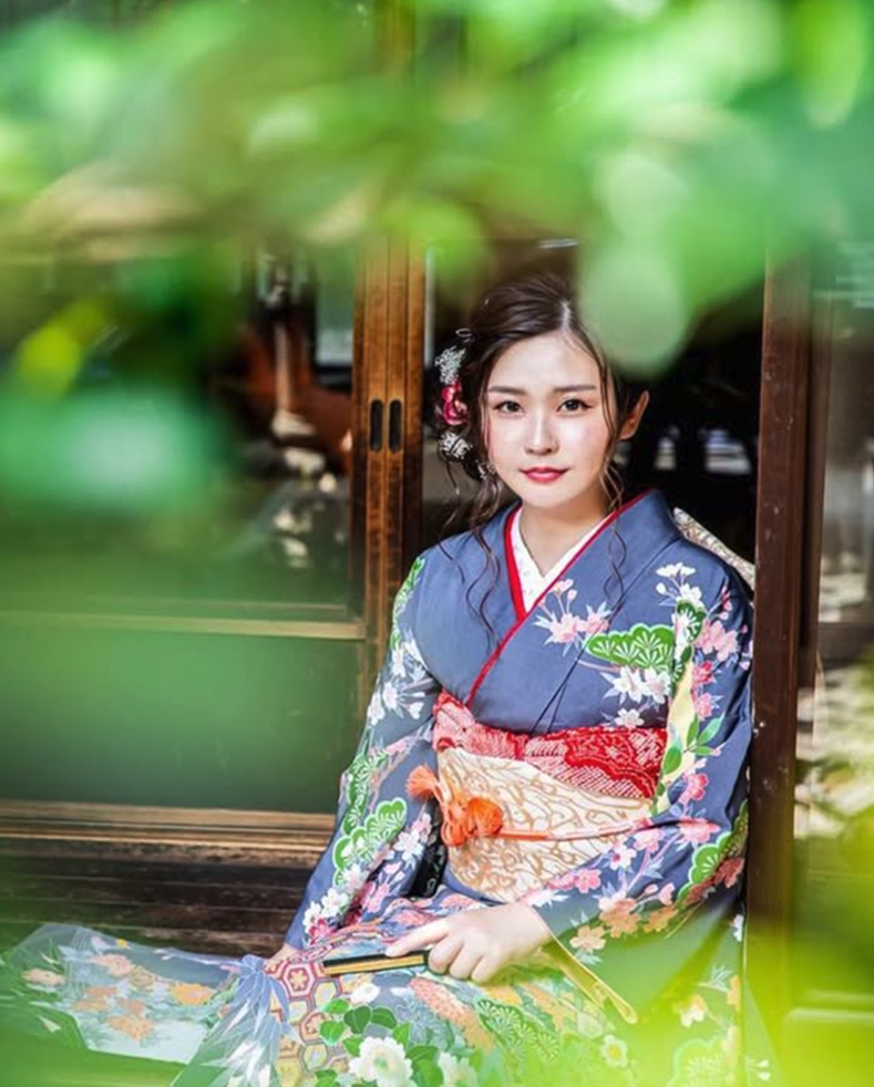 縁側に座る着物の女性