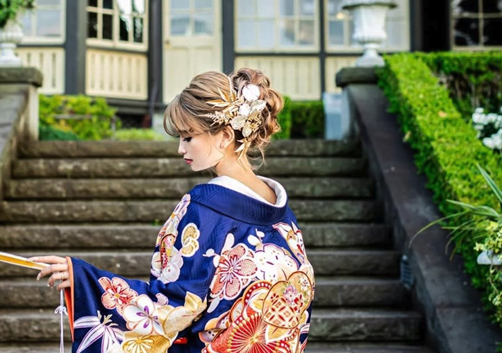 着物の女性の後ろ姿